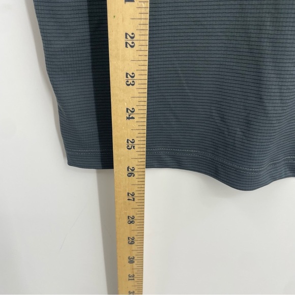 Men's Under Armor Medium Fitted Heat Gear Gray Short Sleeve Run Running Shirt - Picture 4 of 5